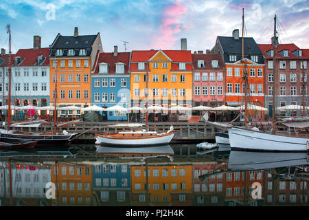 Bei Sonnenaufgang Nyhavn in Kopenhagen, Dänemark. Stockfoto