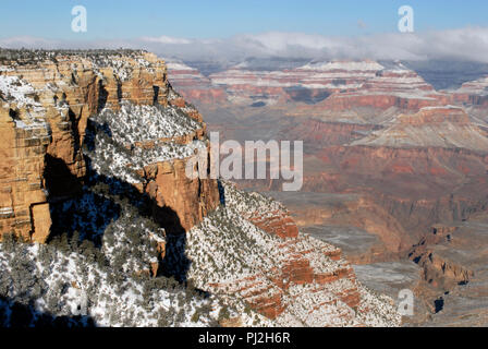 Schnee bedeckt die Felswände und Formationen entlang des South Rim des Grand Canyon Nationalpark in Arizona nach einem Sturm. Stockfoto