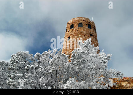 Winter Szene mit schneebedeckten Bäumen und Desert View Wachturm auf der South Rim des Grand Canyon Nationalpark in Arizona. Der Turm wurde im Jahre 1932. Stockfoto