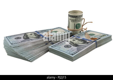 Zwei Packungen mit einer Hundert-Euro-Scheine und eine Rolle des Dollar mit einem Seil auf einem weißen Hintergrund gebunden. Ansicht schräg von der Seite. Isoliert. Stockfoto