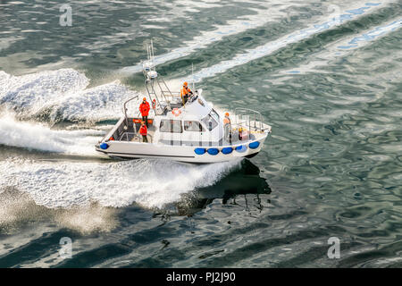 Park Rangers aus dem Glacier Bay National Park, eine Kreuzfahrt Schiff, die Inside Passage in eisigen Straße am Eingang zum Glacier Bay zu treffen. Stockfoto