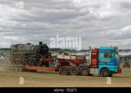 Allelys Spezialist Schwertransporte 4-Achs Zugmaschine ziehen Spezialist Anhänger mit einem British Railways Standard Klasse Nr. 5 Dampflok Stockfoto