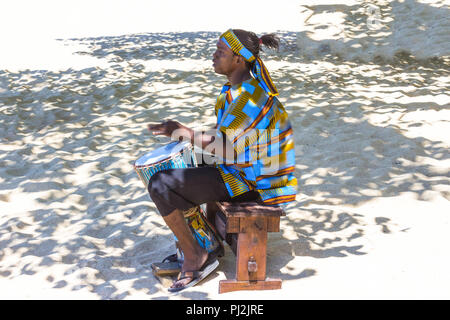 Falmouth, Jamaika - Mai 02, 2018: Die lokale Mann Auftritt bei Bambus Strand in Jamaika Stockfoto