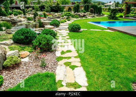 Ein Landhaus mit einem wunderschönen Garten hinter dem Haus, Landschaft design Stockfoto