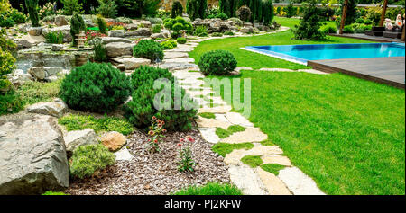 Ein Landhaus mit einem wunderschönen Garten hinter dem Haus, Landschaft design Stockfoto