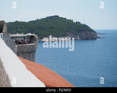 Dubrovnik, Kroatien - Juli 05, 2018: Blick auf die Insel Lokrum vor Dubrovnik von alten Mauern, Kroatien Stockfoto