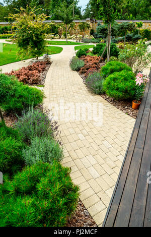 Ein Landhaus mit einem wunderschönen Garten hinter dem Haus, Landschaft design Stockfoto