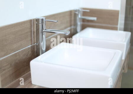 Zwei Countertop Waschbecken in einem modernen Bad mit Tiefenschärfe Stockfoto