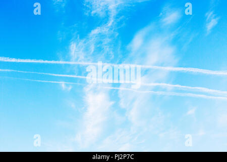 Blauer Himmel mit weißen Wolken. Trace von der Ebene, in den Himmel. Schönen Hintergrund Stockfoto