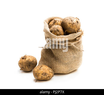 Neue Kartoffeln im Sack Sack isoliert auf weißem Stockfoto