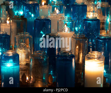 Blau und klar Glas Votiv Kerzen, mit einigen Kerzen. Die Kerzen sind in der Kathedrale Notre Dame in Montreal, Quebec, Kanada Stockfoto