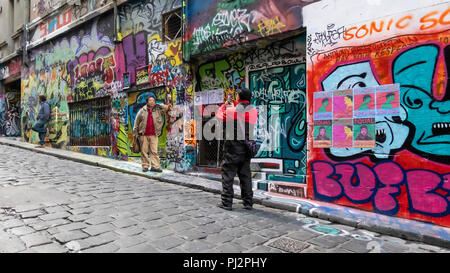 Touristen bewundern Street Art in Hosier Lane; einer der kultigsten Melbourne Street Art lane Wege und eine touristische Attraktion. Stockfoto