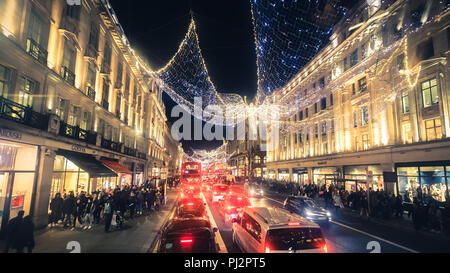 London, Großbritannien - 26 Dezember, 2016: Regent Street angels Holiday Lights mit Massen von Käufern in London, Vereinigtes Königreich Stockfoto