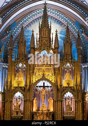 Eine aus Holz geschnitzte Kreuzigungsgruppe Skulptur und Skulpturen der Heiligen in Nischen. Diese Skulpturen sind über dem Altar der Kathedrale Notre Dame in Montreal Stockfoto