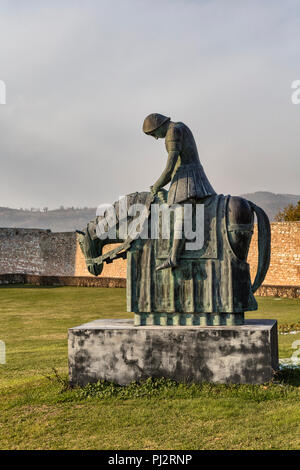 Bronze Skulptur des Heiligen Franziskus Cavalier, Zurückdrehen aus Kreuzzug, Assisi, Perugia, Umbrien, Italien Stockfoto