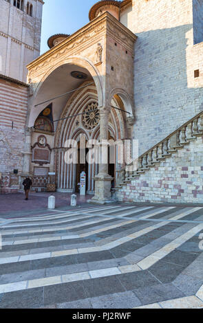 Die päpstliche Basilika des Heiligen Franziskus von Assisi, Eucharistiefeier Basilica di San Francesco, Assisi, Perugia, Umbrien, Italien Stockfoto