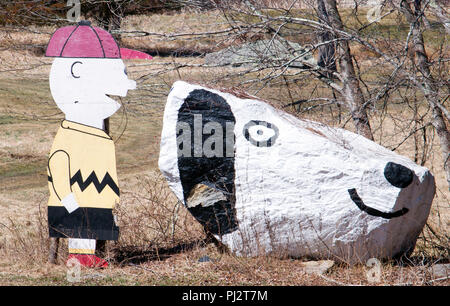In Preston, Connecticut, fängt Snoopy Rock mit Charlie Brown die geliebten Peanuts-Freunde in einer skurrilen, gemalten Straßenausstellung ein. Stockfoto