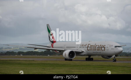 Emirates Airlines Boeing 777 Flug nach Dubai fährt der Internationale Flughafen Glasgow, Renfrewshire, Schottland - 14. Juni 2018 Stockfoto