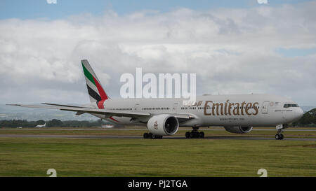 Emirates Airlines Boeing 777 Flug nach Dubai fährt der Internationale Flughafen Glasgow, Renfrewshire, Schottland - 14. Juni 2018 Stockfoto