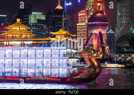 Nahaufnahme von großen chinesischen LED-Boot auf den Bund mit Drachen und den orientalischen Turm im Hintergrund. Stockfoto