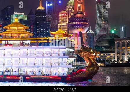 Nahaufnahme von großen chinesischen LED-Boot auf den Bund mit Drachen und den orientalischen Turm im Hintergrund. Stockfoto