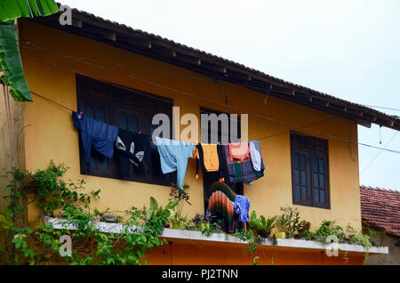 Sri Lanka Street, gewaschene Kleidung sind auf einem Seil an der Außenseite des Hauses getrocknet. Stockfoto
