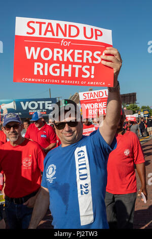 Detroit, Michigan - 3. September 2018 - die Mitglieder der Kommunikationen Arbeiter von Amerika melden Sie Detroit's Labor Day Parade. Stockfoto