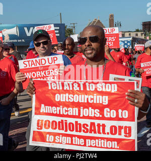 Detroit, Michigan - 3. September 2018 - die Mitglieder der Kommunikationen Arbeiter von Amerika melden Sie Detroit's Labor Day Parade, werbend für Jobs bei AT&T. Stockfoto