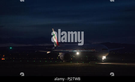 Emirates Airlines Boeing 777 Flug nach Dubai fährt der Internationale Flughafen Glasgow, Renfrewshire, Schottland - 8. September 2017 Stockfoto