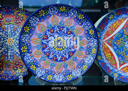 Schöne blaue Platte mit traditionellen türkischen Blumenmuster, bunten Anstrich auf die Gerichte. Souvenir shop. Stockfoto