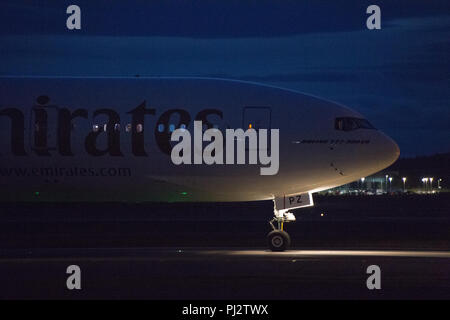 Emirates Airlines Boeing 777 Flug nach Dubai fährt der Internationale Flughafen Glasgow, Renfrewshire, Schottland - 8. September 2017 Stockfoto