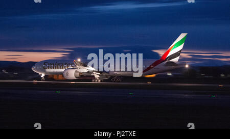 Emirates Airlines Boeing 777 Flug nach Dubai fährt der Internationale Flughafen Glasgow, Renfrewshire, Schottland - 8. September 2017 Stockfoto