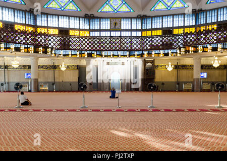 Malaysia, Kuala Lumpur, 2018-02-27: Allgemeine Ansicht des Gebets Halle in nationalen Moschee (Masjid Negara), Kuala Lumpur, Malaysia. Funktionalität des Architekten Stockfoto