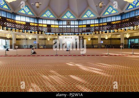 Malaysia, Kuala Lumpur, 2018-02-27: Allgemeine Ansicht des Gebets Halle in nationalen Moschee (Masjid Negara), Funktionalität der Architektur Stockfoto