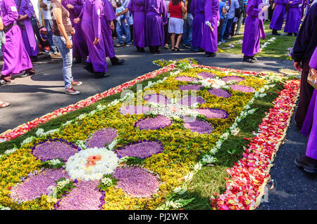Antigua, Guatemala - März 22, 2015: Fastenzeit Prozession Teppich in der kolonialen Stadt mit dem berühmtesten Feierlichkeiten zur Karwoche in Lateinamerika. Stockfoto