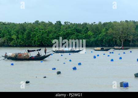 Fischerboote auf dem Shela Fluss in Sundarbans, ein UNESCO-Weltkulturerbe und Wildlife Sanctuary. Bagerhat, Bangladesch. Stockfoto