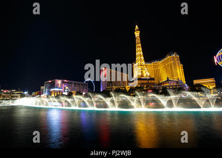 Bellagio Fountain Show am Abend auf dem Las Vegas Strip in Las Vegas, Nevada Stockfoto