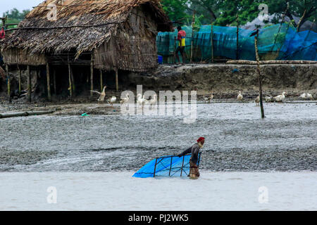 Ein alter Mann Fänge Garnelen fry in der Pasur Fluss neben dem Joymoni Fischerdorf in der Nähe von Sundarbans in Bagerhat. Bangladesch Stockfoto
