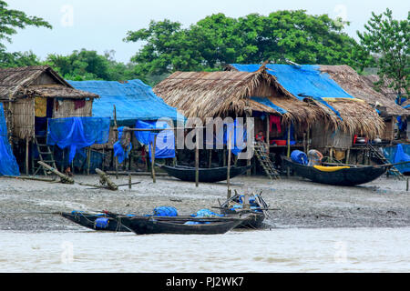 Joymoni Fischerdorf am Ufer des River in der Nähe von Pasur Sundarbans in Bagerhat. Bangladesch Stockfoto
