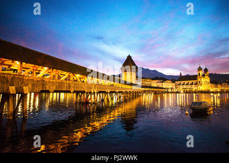 Luzerner Kapellbrücke über die Reuss in der Schweiz. Stockfoto