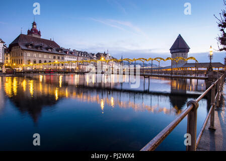 Luzern, Schweiz, Eisensteg und überdachte Holzsteg, Kapellbrücke oder Kapellbrücke. Stockfoto