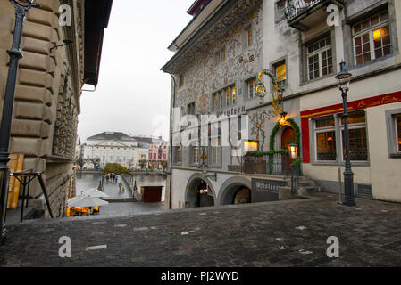 Mittelalterliches Luzerner Zunfthaus zu Pfistern oder Pfistern Gildensaalfresko mit dem Stammbaum Pfistern, verziert mit lokalen Wappen, Schweiz. Stockfoto