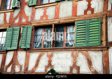 Halbholzgebäude mit grünen Holzläden in Luzern, Schweiz. Stockfoto