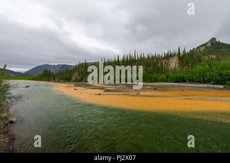 Die Red Creek verläuft entlang des Dempster Highway, Yukon, Kanada. Stockfoto