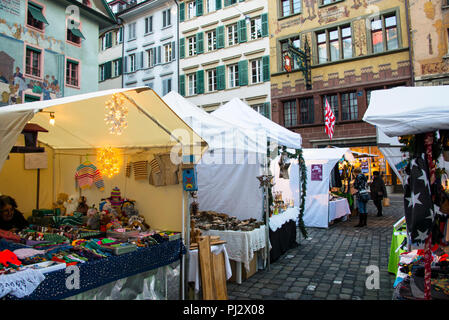 Luzerner Kopfsteinpflasterfassaden und Weihnachtsmarkt. Stockfoto