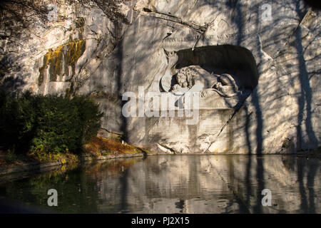 Löwendenkmal oder Luzerner Löwenrelief in Luzern, Schweiz. Stockfoto