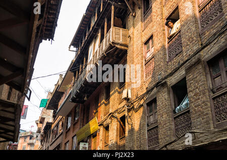 Kathmandu, Nepal - April 13, 2016: Wohnungsbau in der Stadt Kathmandu in der Nähe des Durba Square, Kathmandu, Nepal. - Armut der Stockfoto