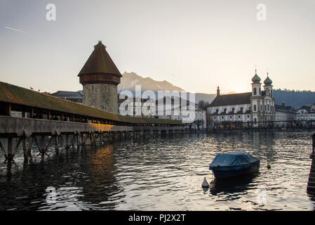 Luzerner hölzerne Fußgängerbrücke, Kapellbrücke oder Kapellbrücke und barocke Zwiebelkuppeln der Jesuitenkirche. Stockfoto