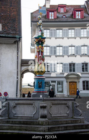 Der Fritschi-Brunnen in Luzern wurde 1918 auf dem Kapellplatz mit bunt bemalten Figuren über einer Basis im Renaissance-Stil erbaut. Stockfoto