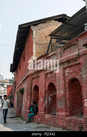 Kathmandu, Nepal - April 15, 2016: Weg Weg zum acient Hindu Pashupatinath Tempel, Kathmandu, Nepal. - Sri Pashupatinath Tempel auf dem entfernt Stockfoto